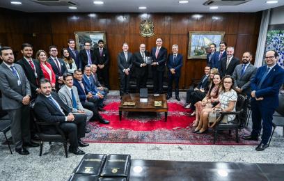 Presidente do Senado recebe, em Brasília, texto aprovado pela comissão de juristas criada para elaborar um anteprojeto de lei que sugere regulação do processo estrutural. Foto: Agência Senado