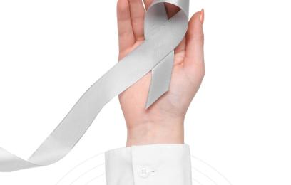 mão branca segurando laço branco