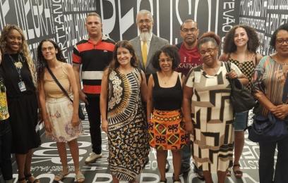 homens e mulheres de etnias diversas em pé, lado a lado