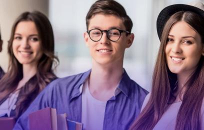 jovens brancos com livros nas mãos