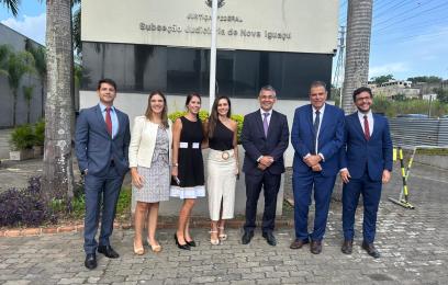 homens e mulheres em pé, lado a lado