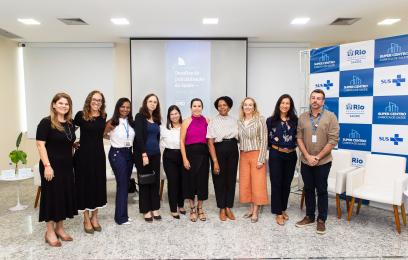 Pessoas em pé, participantes do seminário sobre o Tema 1234