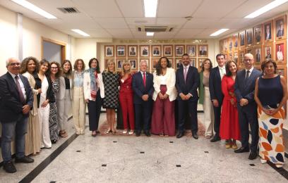 Pessoas de pé no evento