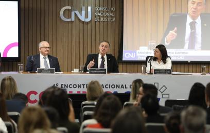 4.º Encontro Nacional de Comunicação do Poder Judiciário - Ministro do STF Edson Fachin; presidente do STF e do CNJ, ministro Luís Roberto Barroso, e conselheira Daiane Nogueira de Lira - Foto: Luiz Silveira/Agência CNJ 