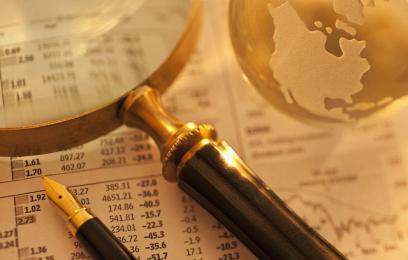 Lupa, caneta e planilha