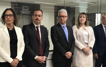 homens e mulheres em pé, lado a lado 