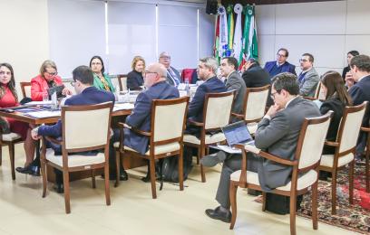 Mesa de reunião do fórum de corregedores