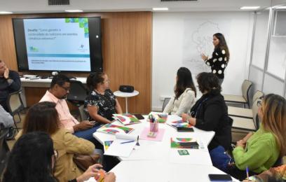 Ana Carolina Vieira de Carvalho realiza dinâmica com os participantes em relação ao desafio apresentado na oficina