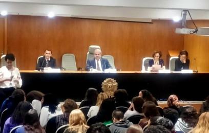 estudantes sentados em auditório assistindo audiência simulada
