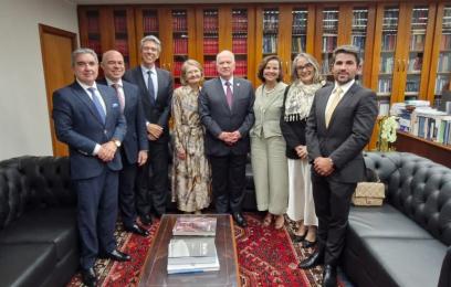 Sala do ministro fachin com juízes