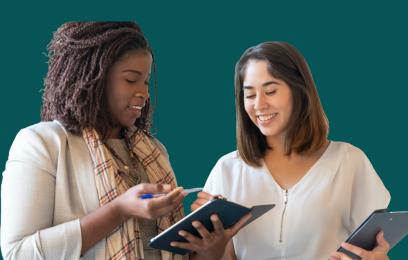 duas jovens conversando, uma negra e outra branca