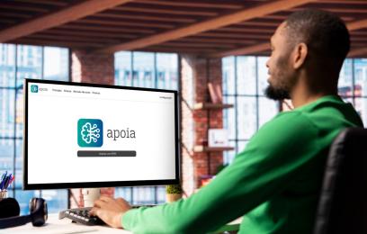 Imagem de homem acessando o ApoIA pelo computador