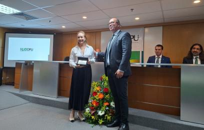 carmem silvia recebe placa de andré Ordacgy