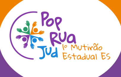 Logomarca do PopRuaJud – 1º Mutirão Estadual do Espírito Santo. O desenho mostra seis figuras humanas estilizadas em círculo, cada uma de cor diferente (verde, laranja, roxo e azul), com os braços estendidos como se estivessem de mãos dadas. Ao lado, o texto colorido ‘Pop Rua Jud – 1º Mutirão Estadual ES’ aparece em estilo manuscrito. O fundo tem faixas curvas nas cores laranja e roxo.