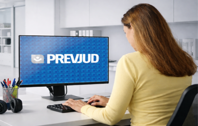 Mulher acessando pelo computador o Prevjud