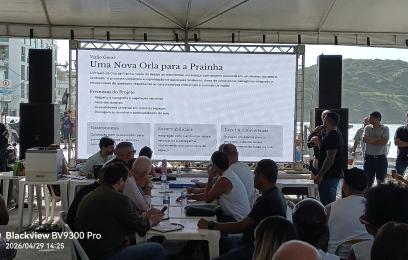 Grupo de pessoas reunidas durante audiência na orla da Prainha, em Arraial do Cabo