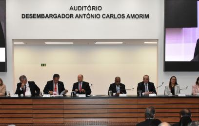 Mesa de abertura do evento