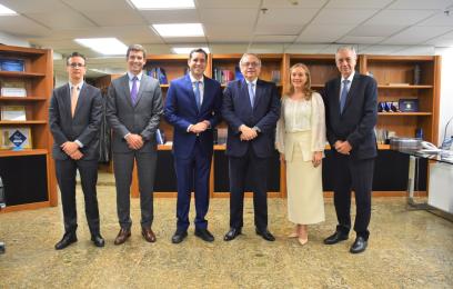 Prefeito do Rio de Janeiro e Presidente do TRF2 com demais magistrados e comitiva do prefeito
