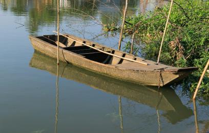 canoa parada em rio