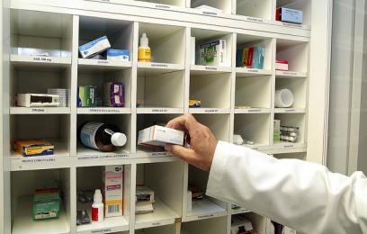Medicamentos em uma prateleira