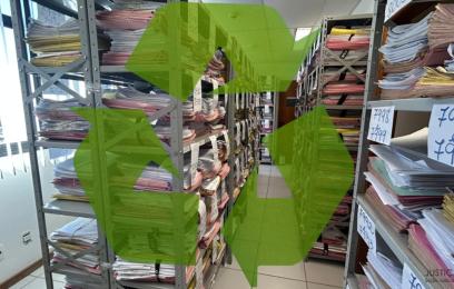 Estantes com processos digitalizados aguardam destinação para reciclagem