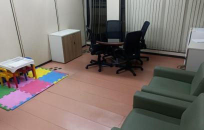 sala de acolhimento com sofás e tapete colorido