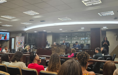 auditório com mesa de palestrantes à frente