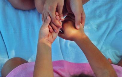 mãos de crianças entrelaçadas