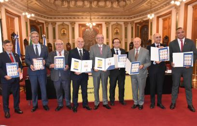 Magistrados em lançamento de selo comemorativo de 25 anos do CCJF