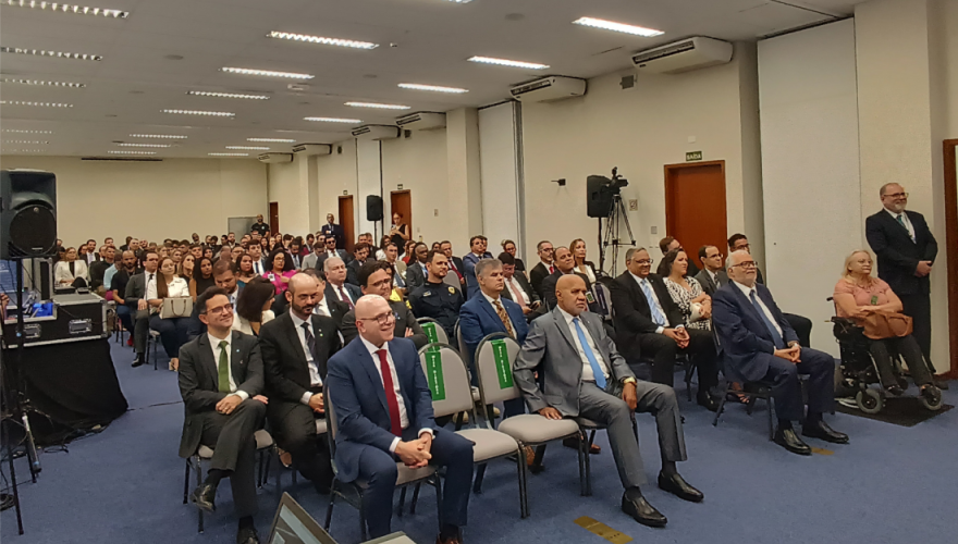 200 pessoas sentadas no auditório, assistindo ao congresso