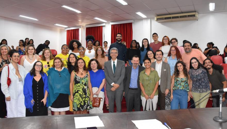 Pessoas presentes no evento com o Presidente do TRF2 ao centro