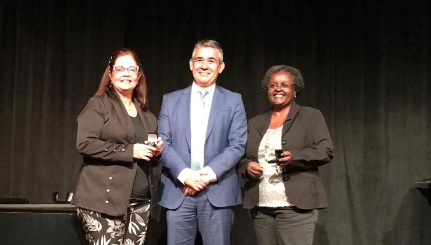 Servidoras contempladas com o bóton de 35 anos. No centro, o diretor do Foro. 