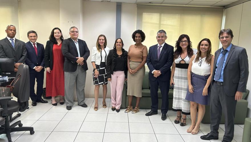 homens e mulher em pé, lado a lado 