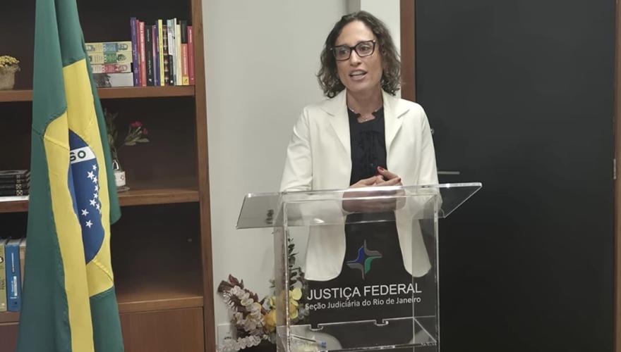 mulher falando no pulpito 