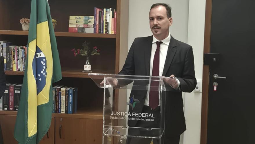 homem branco de terno falando em púlpito