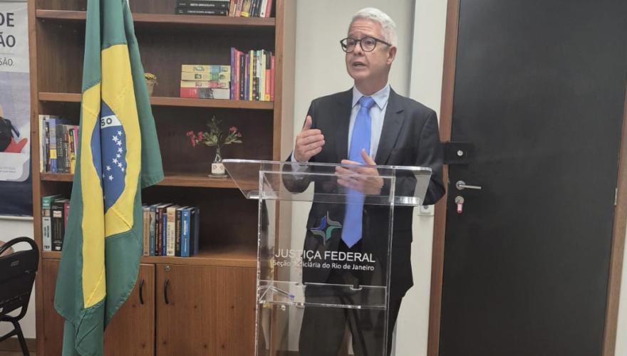 homem em pé no pulpito 